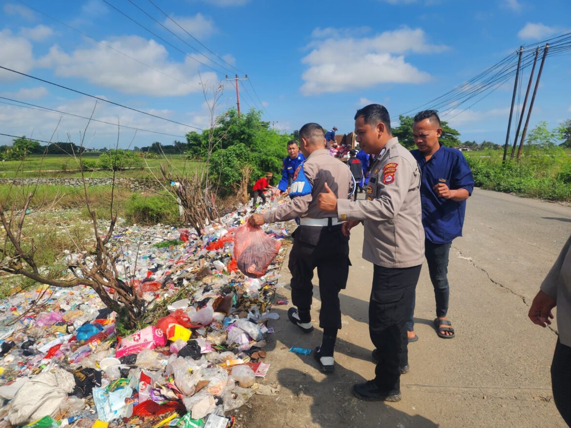 Kapolsek Kronjo Bersama Warga Bakung Gelar Kerja Bakti, Tindak Lanjut Arahan Presiden RI