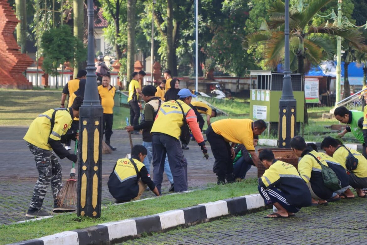 Gerakkan Indonesia ASRI, Polresta Cirebon Gaungkan Eco-Policing Lewat Aksi Jumat Bersih Serentak