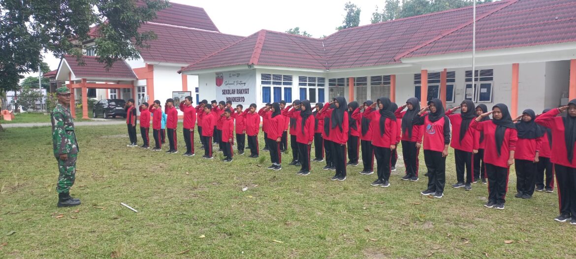 Koramil 0815/05 Gedeg Bekali Siswa SRMP 15 Mojokerto Materi Kedisiplinan dan Kesemaptaan