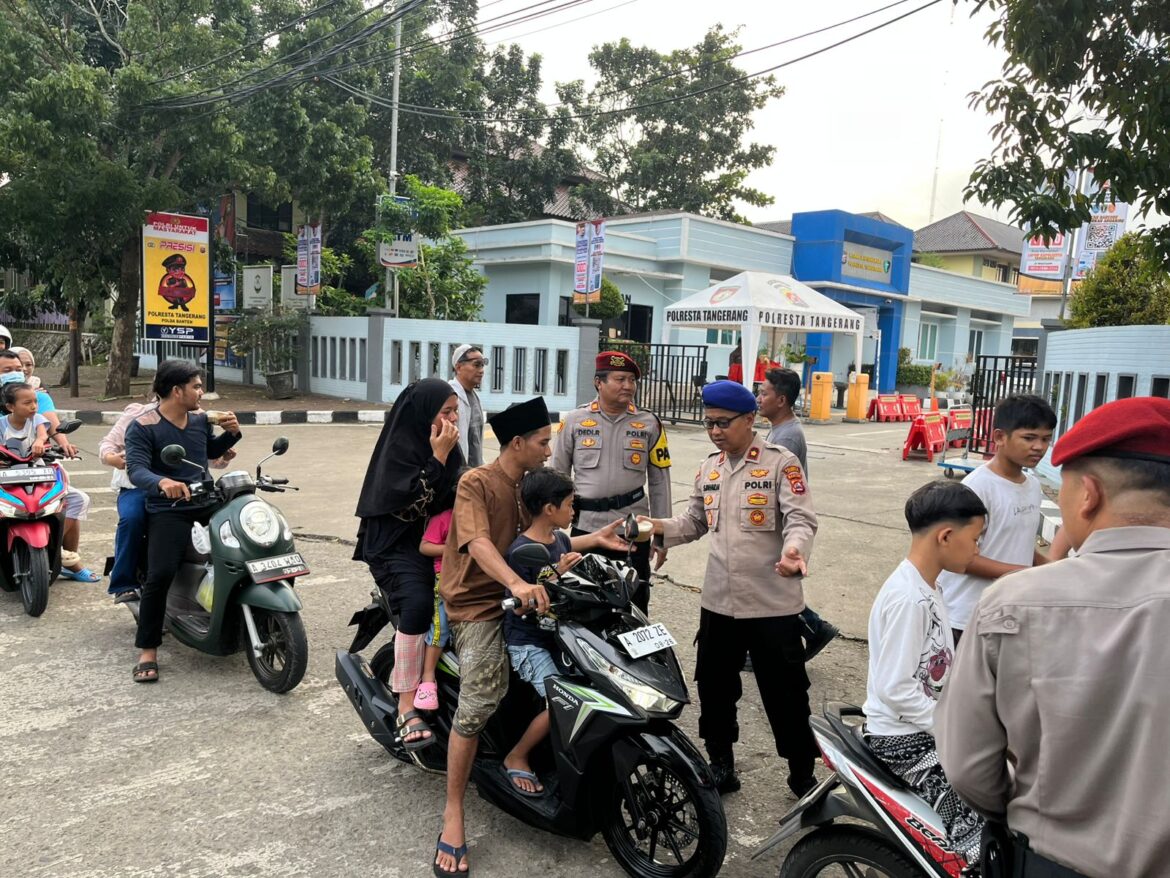 Polresta Tangerang Bagikan Takjil Untuk Pengendara Yang Mau Berbuka Puasa