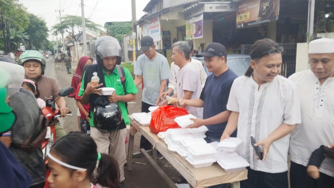 PWI Kota Cirebon Gelar Aksi Sosial, Bagikan Takjil Dan Buka Bersama