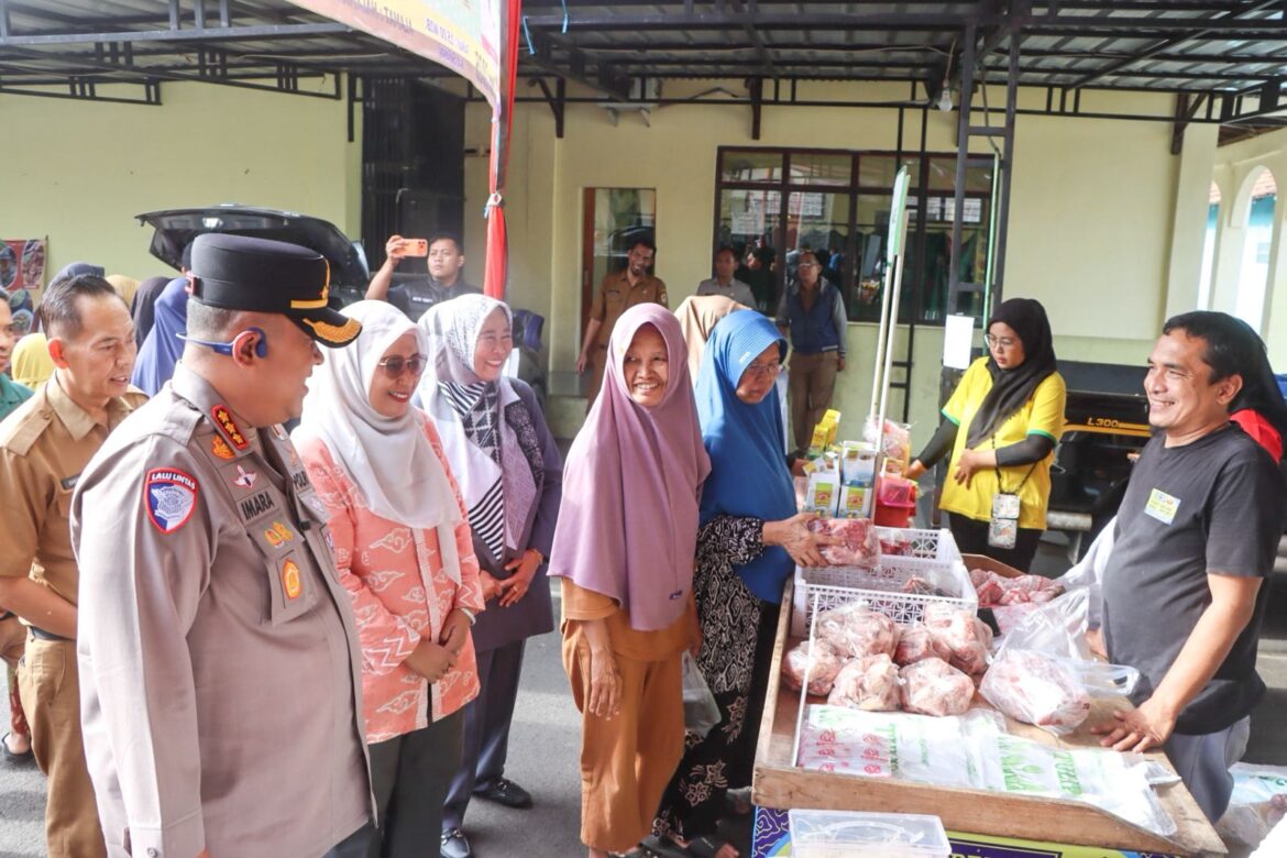 Kapolda Jabar Pimpin Launching Gerakan Pangan Murah Serentak, Polresta Cirebon Siapkan Ribuan Bahan Pokok untuk Warga