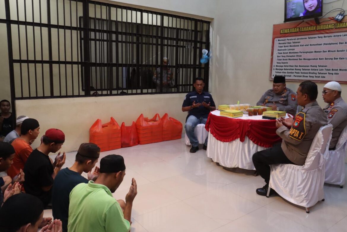 Bulan Suci Ramadhan, Kapolres Belitung Gelar Buka Puasa Bersama Tahanan