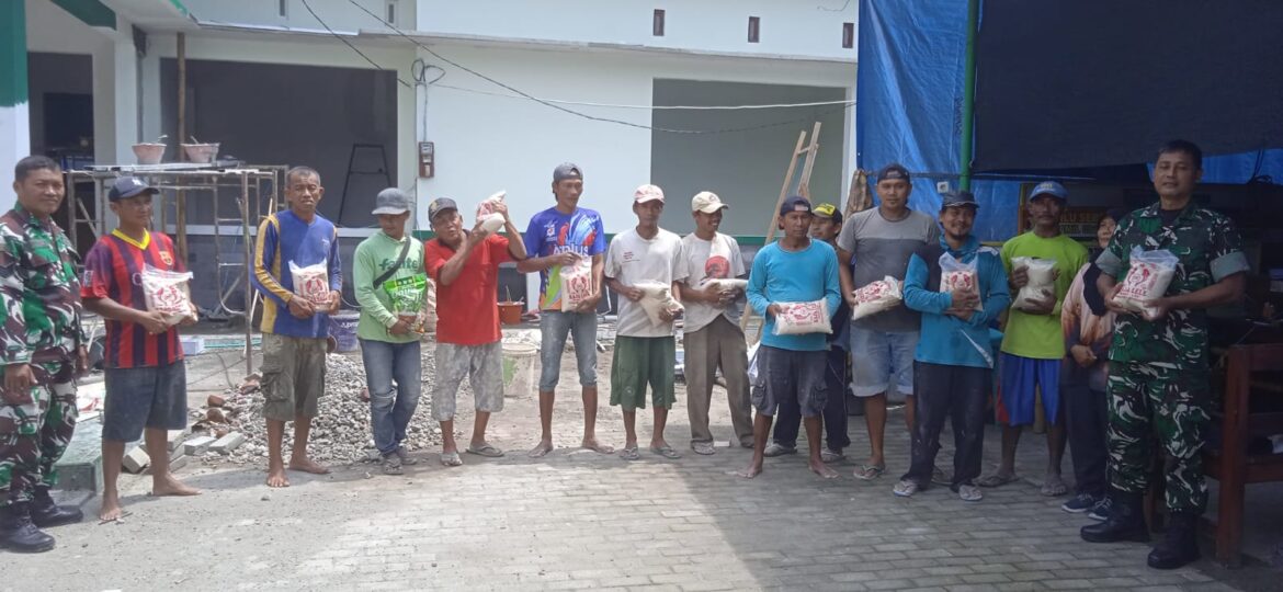 Koramil 0815/06 Kemlagi Berbagi Berkah, Salurkan Zakat Fitrah bagi Warga Sekitar