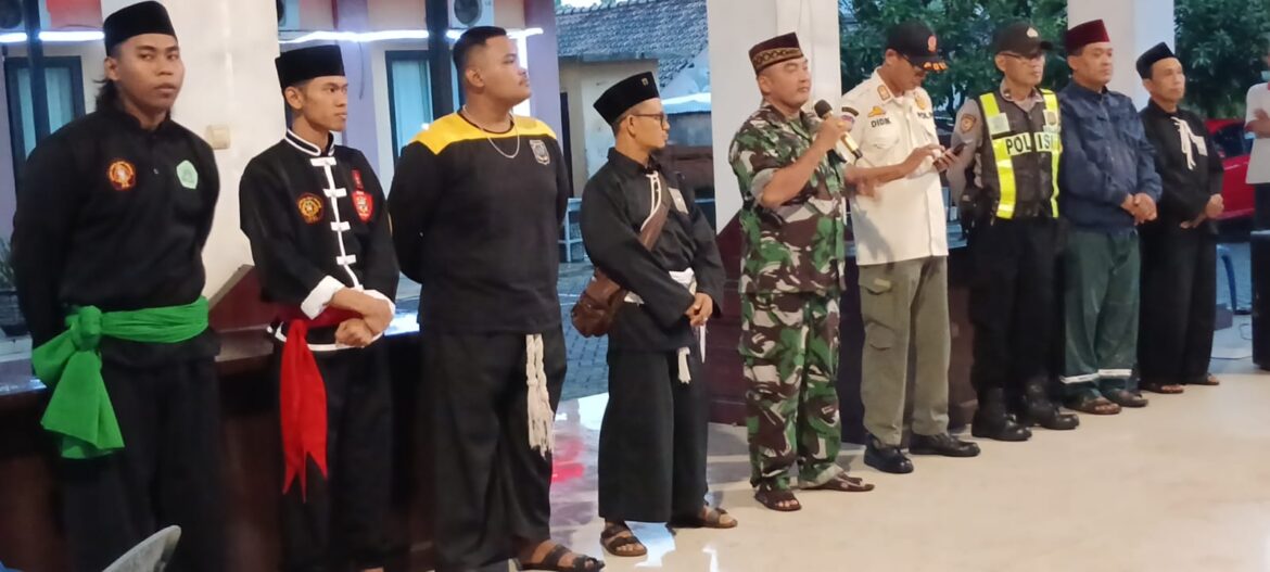 Perguruan Silat Bersatu di Bangsal, Koramil 0815/10 Pimpin Aksi Sosial Berbagi Takjil