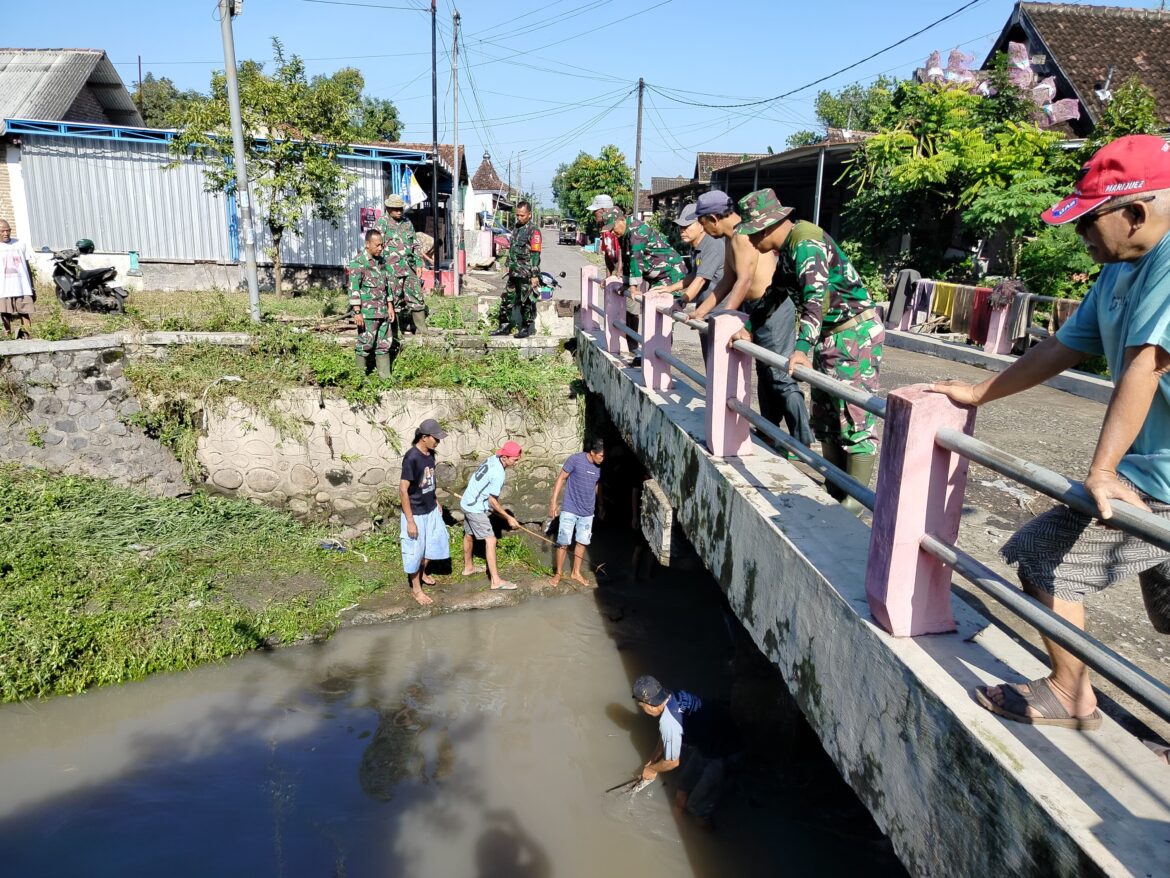 Antisipasi Banjir Saat Musim Hujan, Koramil 0815/04 Puri Bersama Warga Kerja Bakti Bersihkan Sungai di Kebogerang
