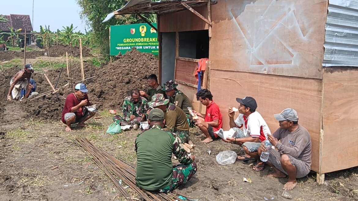 Kebersamaan di Balik Pembangunan, TNI dan Warga Nikmati Makan Siang Bersama di Lokasi Jembatan Perintis Garuda