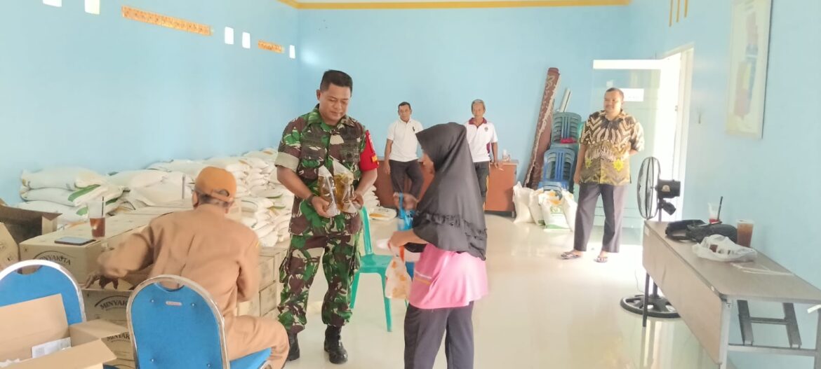 Babinsa Koramil 0815/10 Bangsal Kawal Penyaluran Bantuan Pangan Bulog, Pastikan Tepat Sasaran dan Berjalan Tertib