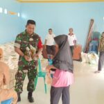 Babinsa Koramil 0815/10 Bangsal Kawal Penyaluran Bantuan Pangan Bulog, Pastikan Tepat Sasaran dan Berjalan Tertib