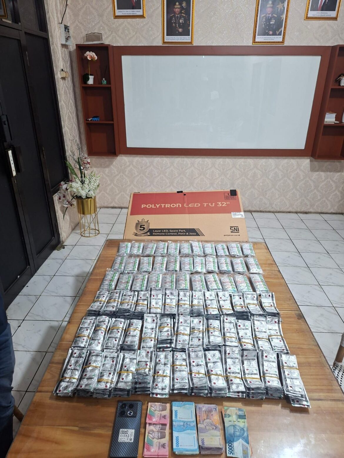 SATRESNARKOBA POLRESTA CIREBON BONGKAR GUDANG OBAT FARMASI ILEGAL 