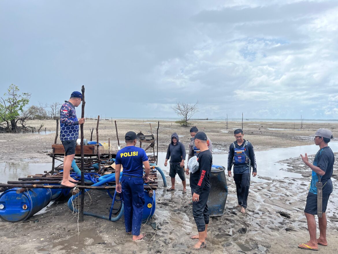Polres Belitung Bongkar dan Amankan Lokasi Pembakaran Puluhan Ponton Tambang Ikonvensional di Pantai Ulim
