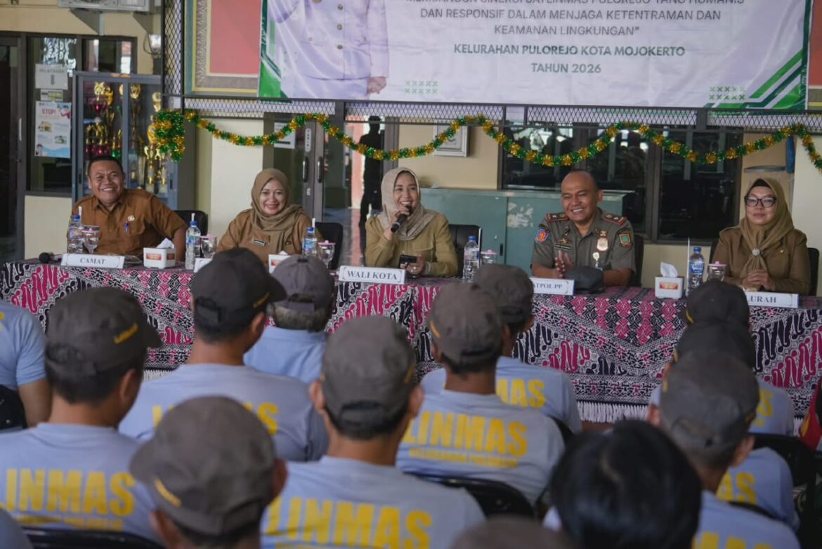 Penguatan Satlinmas, Ning Ita Tekankan Sinergi Jaga Ketertiban Lingkungan