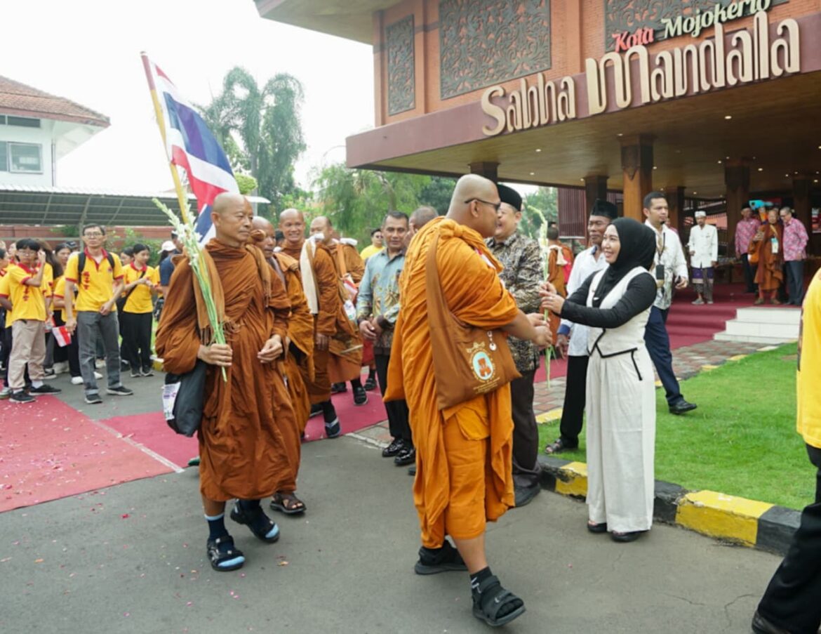 Biksu Thudong dari Empat Negara Singgah di Kota Mojokerto, Jadi Potret Toleransi Jelang Waisak