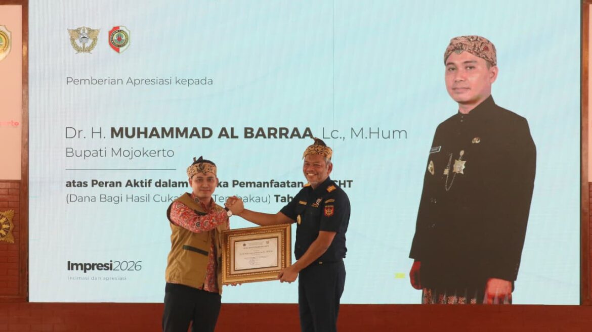 MUSNAHKAN 11 JUTA BATANG ROKOK ILEGAL SENILAI RP. 16,6 BUPATI MOJOKERTO DAPAT PENGHARGAAN