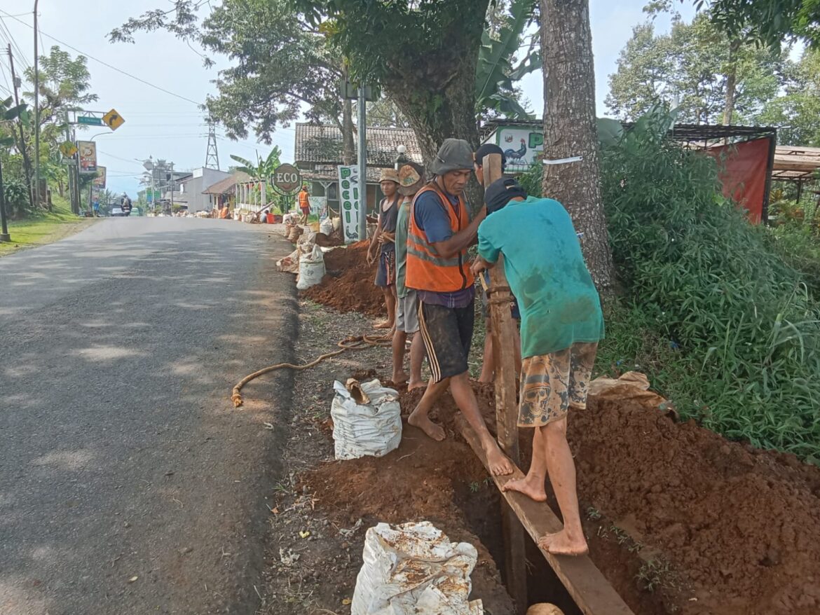 PDAM TJM lakukan Pemasangan Pipa dari Simpang Cikidang sampai kampung paris Desa Pamuruyan 2, 400 km 