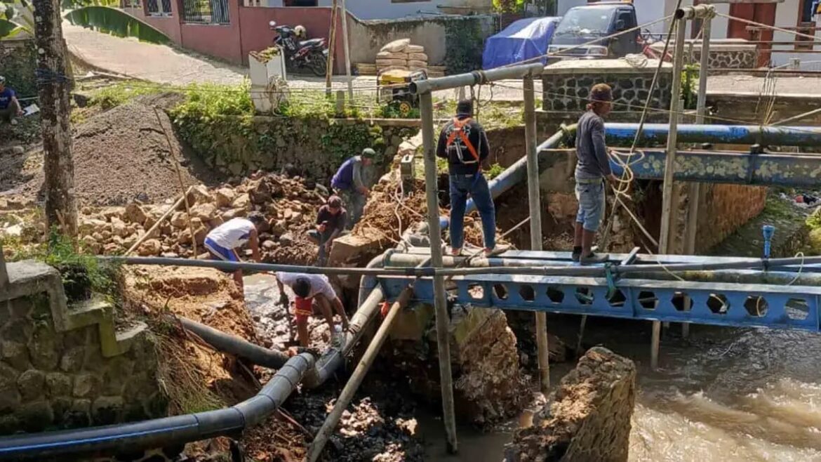 Perumdam TJM Sukabumi Perkuat Jembatan Pipa Pascalongsor di Parakansalak