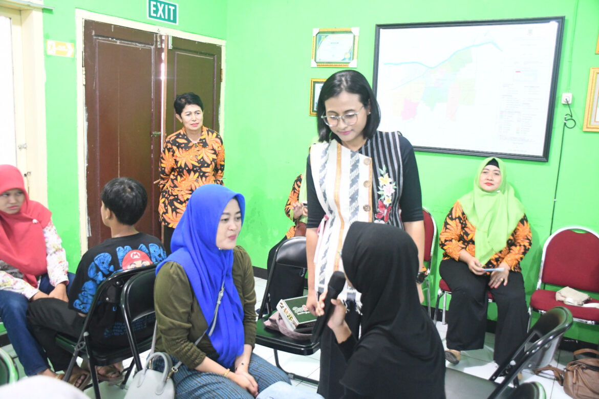 Perkuat Karakter Remaja, Ketua Persit KCK Cabang XXX Kodim 0815 Berikan Edukasi Parenting di Kelurahan Gedongan