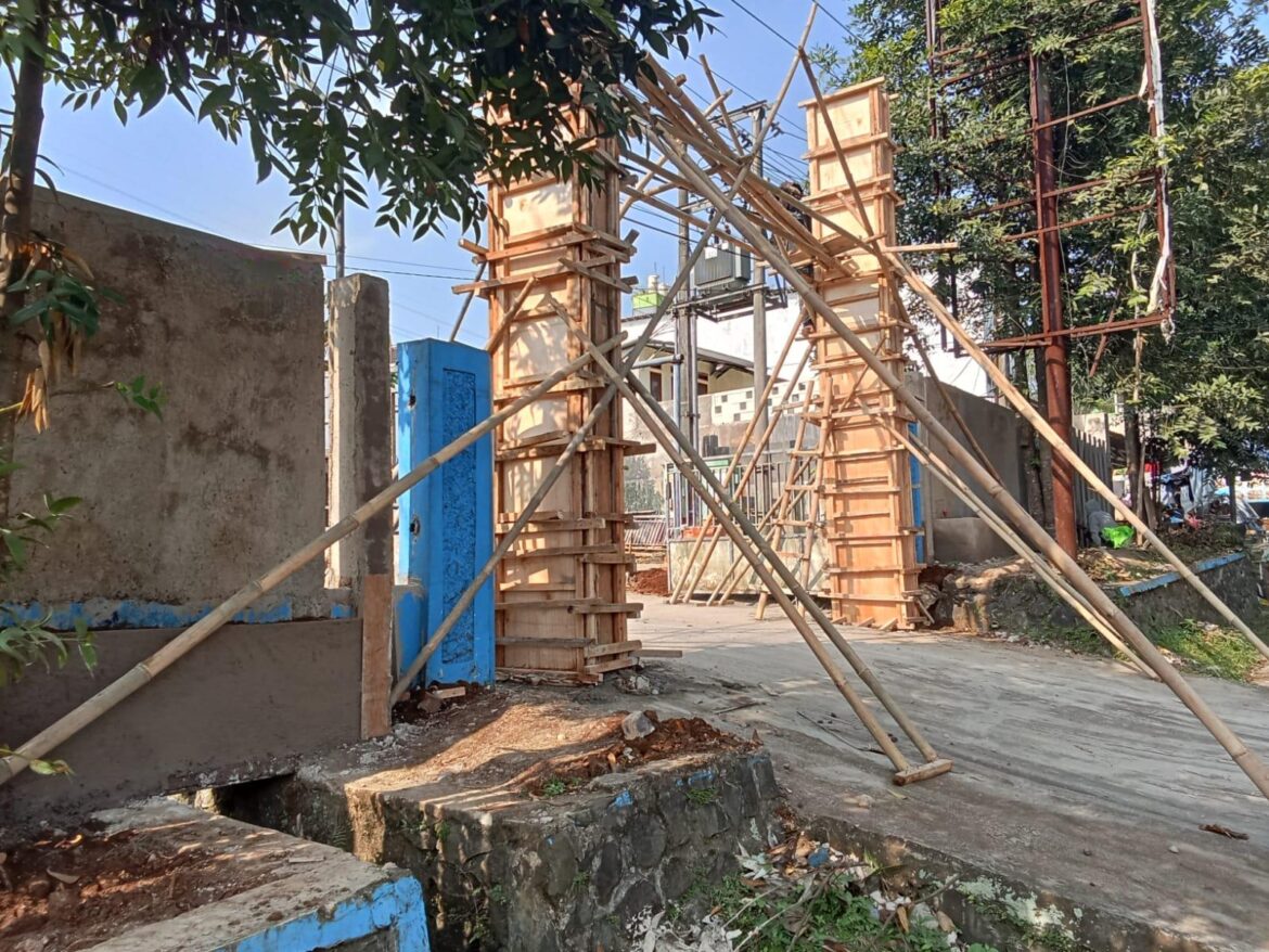 Proses Pemasangan Tiang Penyangga Pintu Gerbang PDAM TJM Cikembar, Kabupaten Sukabumi