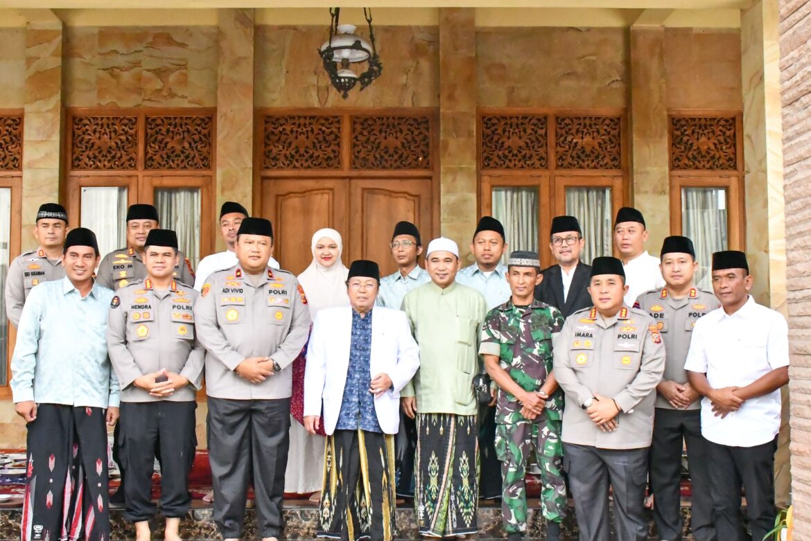 Kapolresta Cirebon Dampingi Wakapolda Jabar Silaturahmi dengan Pengasuh Ponpes Khas Kempek, Perkuat Sinergitas Polri dan Ulama