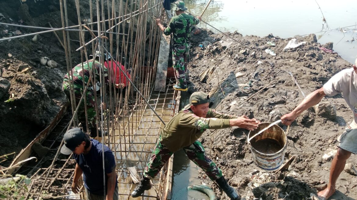 Semangat Kemanunggalan TNI-Rakyat Warnai Pembangunan Jembatan Perintis Garuda di Kedunggempol