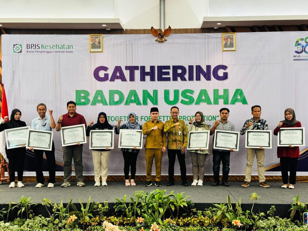 Pertegas Seniergi Dengan BPJS Kesehatan, Bupati Mojokerto Serahkan Penghargaan Dukungan JKN Bagi Badan Usaha