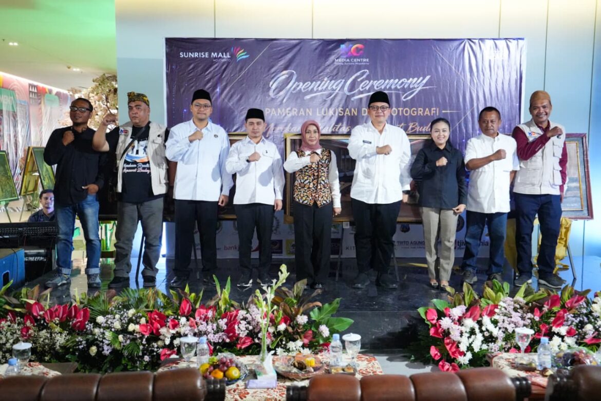 Tinjau Pameran Lukisan dan Fotografi Media Center Mojokerto, Ning Ita Berharap Jadi Magnet Kunjungan dan Penggerak Ekonomi
