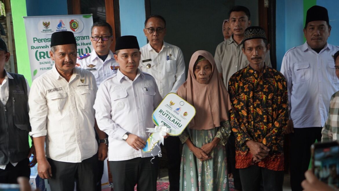 Bupati Mojokerto Serahkan Bantuan Rutilahu bagi Korban Kebakaran di Desa Sidorejo Jetis 