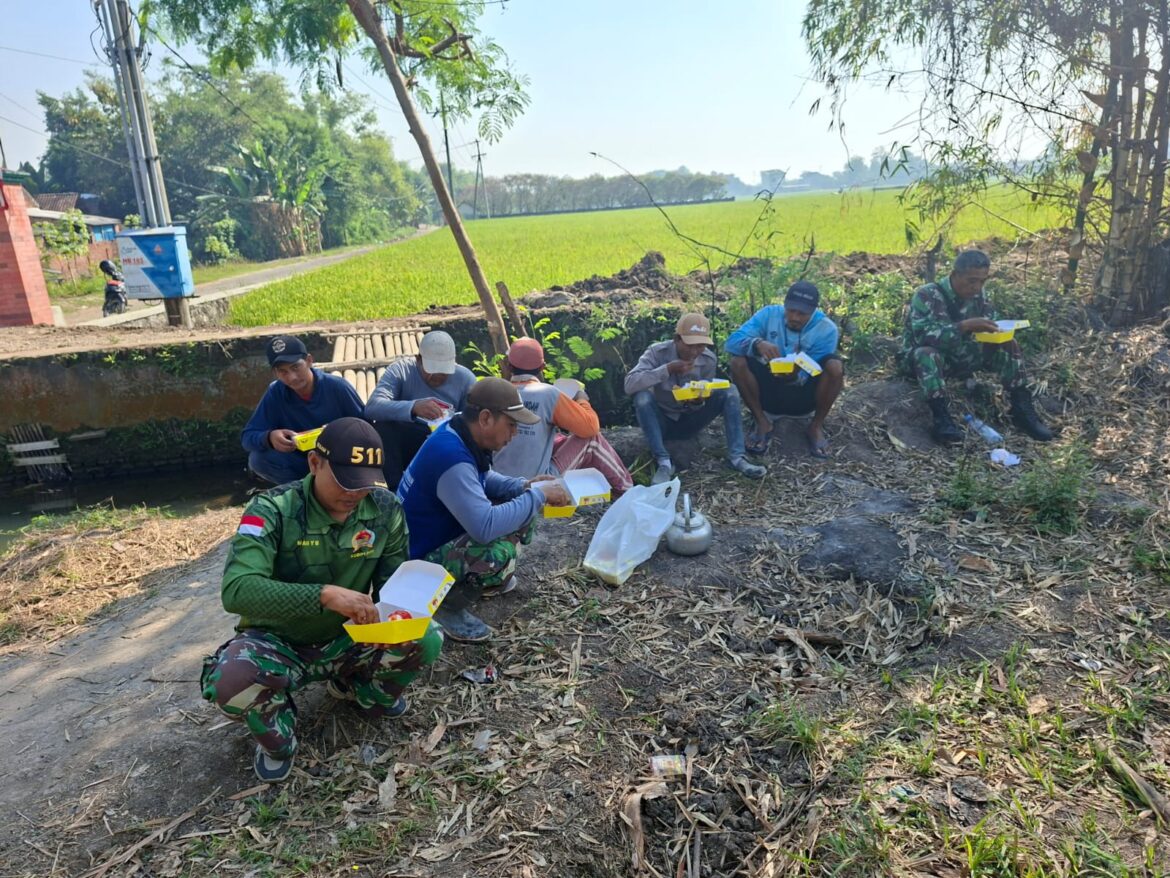 Makan Siang Bersama di Lokasi Jembatan Garuda, TNI dan Warga Perkuat Kebersamaan