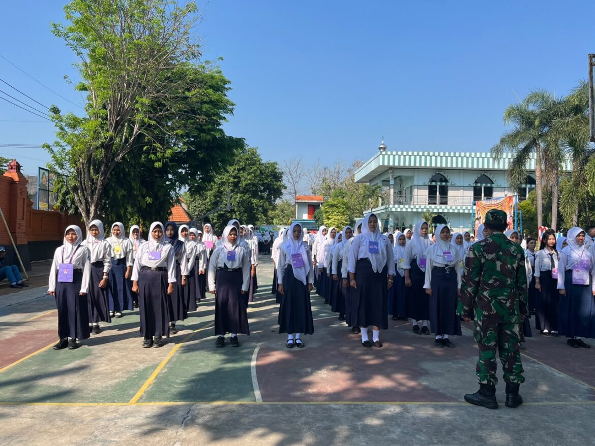 Bangun Kedisiplinan Sejak Dini, Koramil 0815/13 Dampingi MPLS SMAN 1 Kutorejo