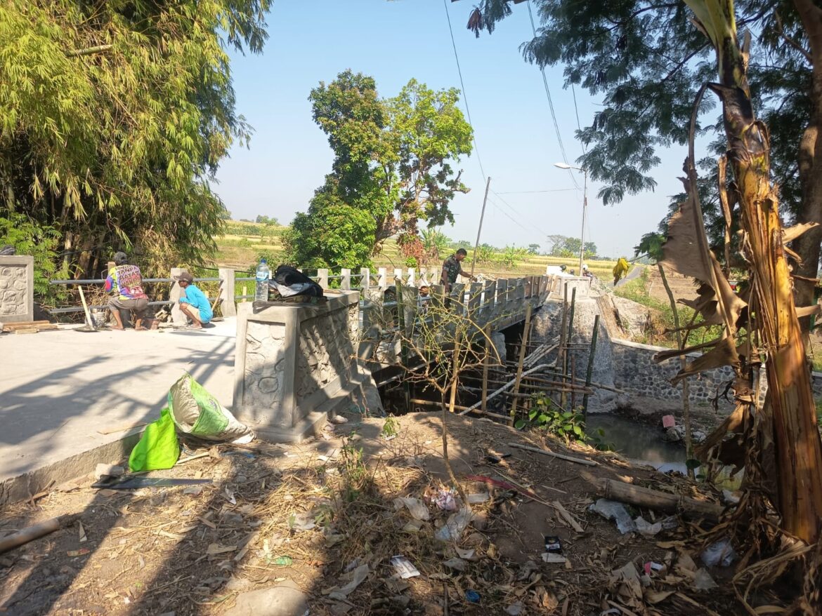 Akhir Pekan Produktif, Personel TNI dan Masyarakat Fokus Rampungkan Jembatan Garuda Kedunggede
