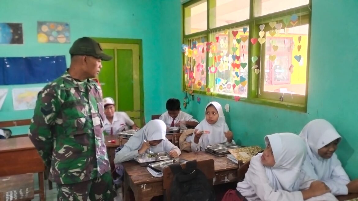 Babinsa Koramil 0815/15 Jatirejo Kawal Distribusi Makan Bergizi Gratis, Ribuan Pelajar Terima Manfaat
