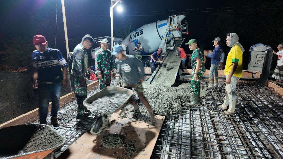 Pantang Pulang Sebelum Tuntas, TNI dan Warga Cor Lantai Jembatan Garuda hingga Malam