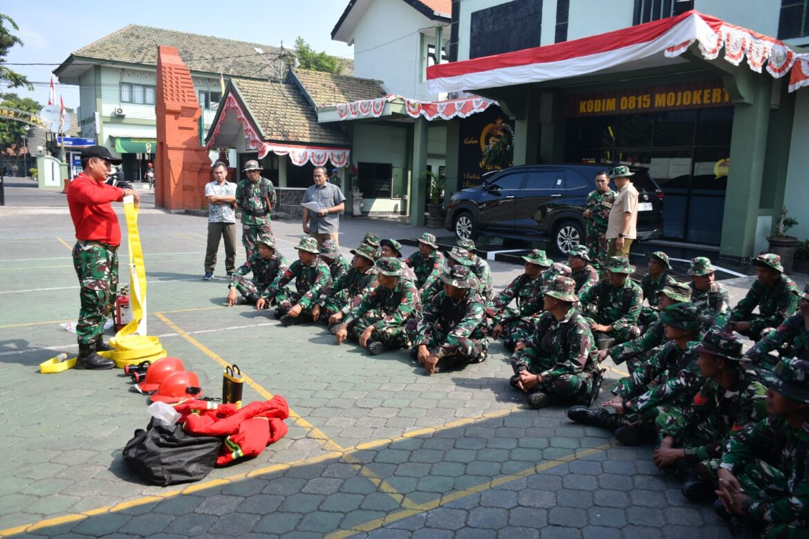 Pelatihan Simulasi Penanggulangan Bahaya Kebakaran, Kodim 0815/Mojokerto Tingkatkan Kesiapsiagaan Personel Hadapi Situasi Darurat