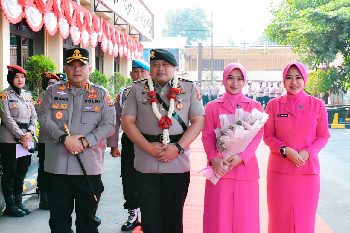 Penuh Haru dan Kekeluargaan, Polresta Cirebon Gelar Upacara Penyerahan Jabatan dan Pelepasan AKBP Eko Munarianto