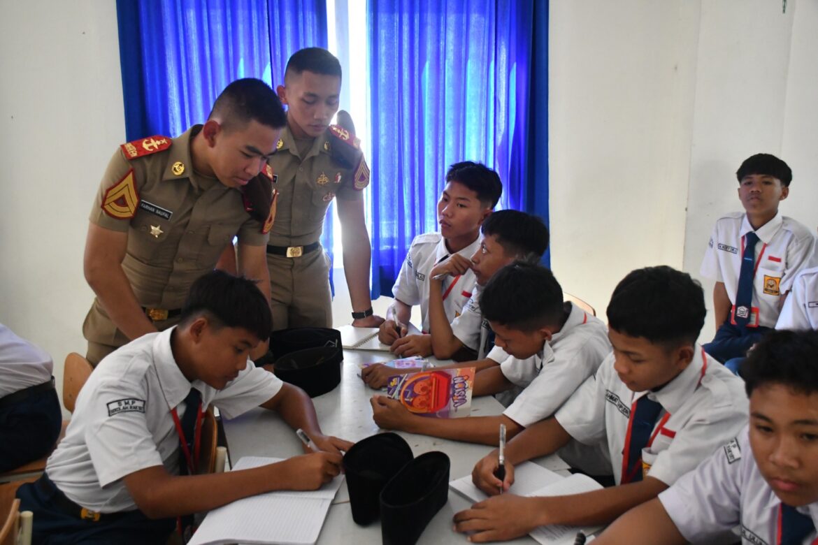 Taruna Akademi TNI Tanamkan Wawasan Kebangsaan dan Karakter di SRMP 15 Mojokerto