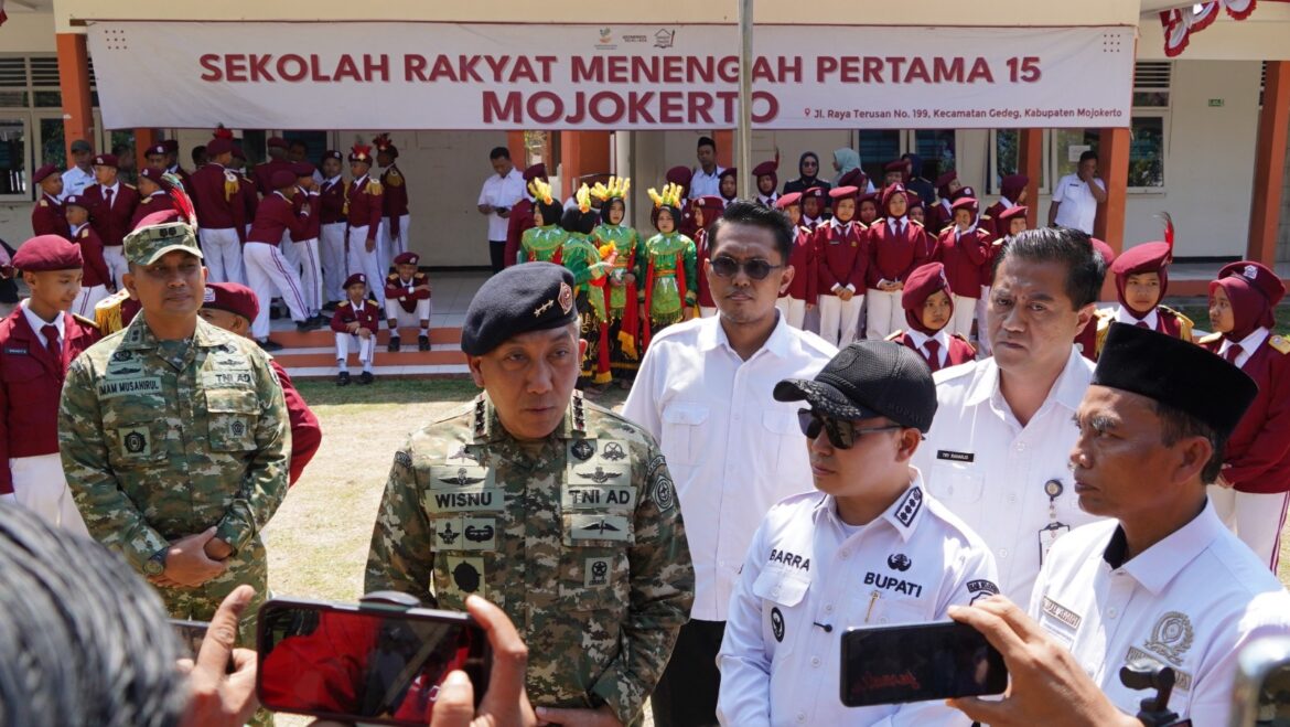 Tanamkan Jiwa Petarung dan Kepemimpinan, Danjen Akademi TNI Tinjau Integratif Bhakti Taruna 2026 di SRMP 15 Mojokerto