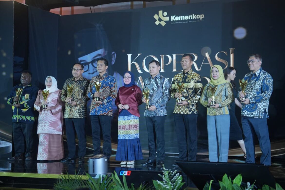 Sukses Majukan Koperasi, Ning Ita Raih Penghargaan dari Menkop RI