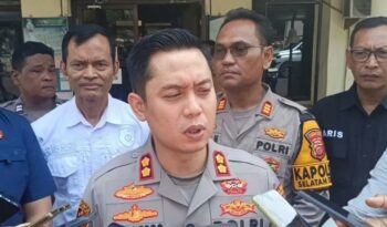 Polres Cirebon Kota, Jawa Barat, mengungkap pencurian uang dan perhiasan emas milik warga saat proses evakuasi barang dari rumah yang terbakar pada 12 Agustus 2026
