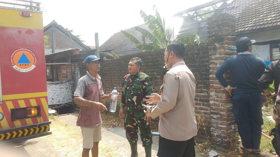 Api Membakar Atap Kelas SMK Muhammadiyah 2 Kutorejo, TNI dan Damkar Bergerak Cepat