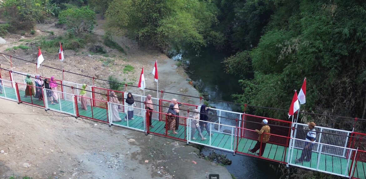 Jembatan Gantung Perintis Garuda Tumapel Resmi Digunakan, Warga Sambut Penuh Antusias