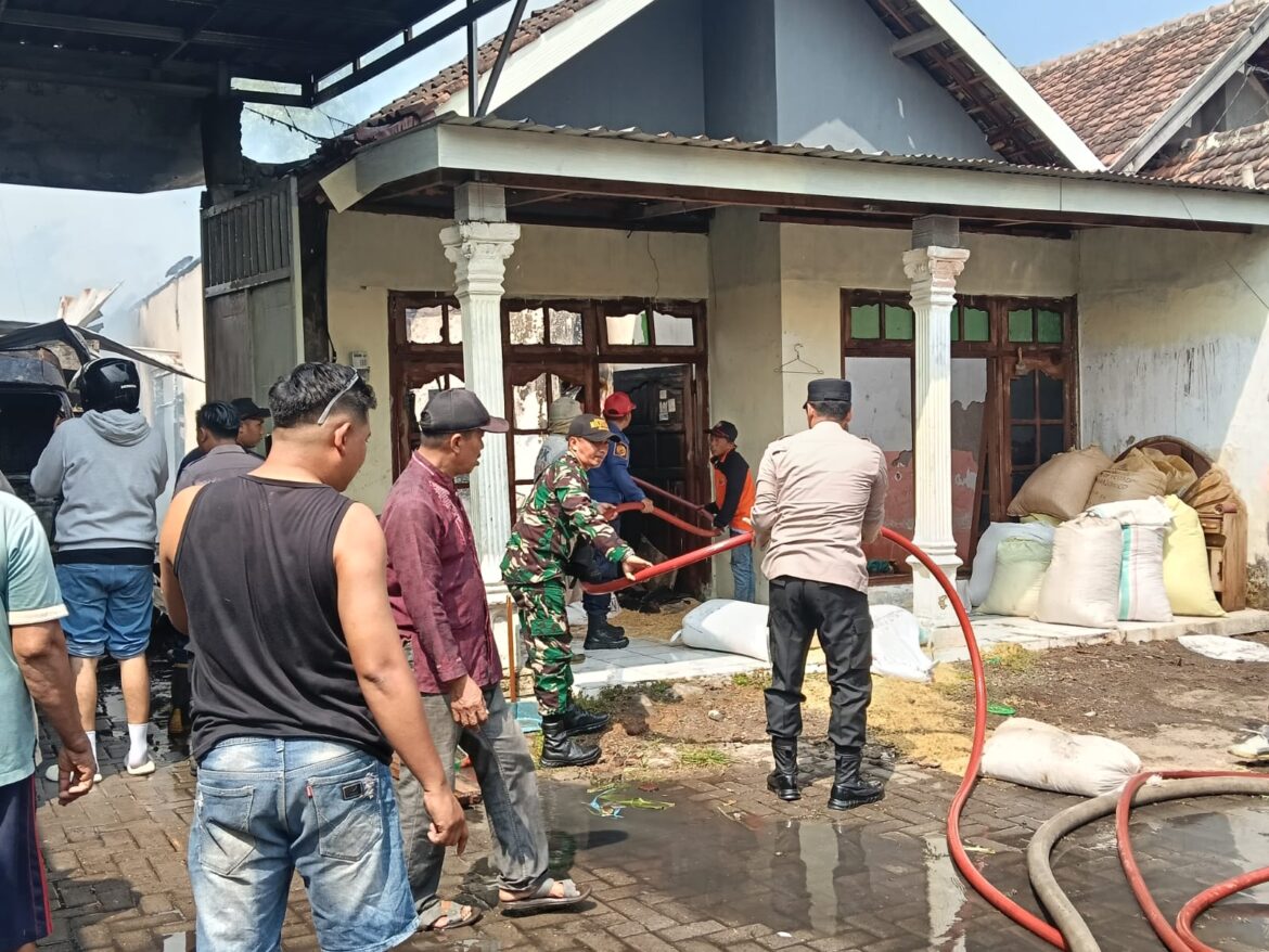 Dua Rumah Terbakar di Kutorejo, Babinsa, BPBD dan Warga Bahu Membahu Padamkan Api
