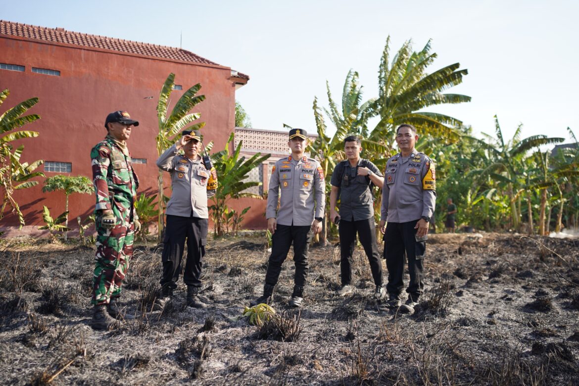 Kapolres dan Kapolsek Kedawung Turun Langsung Cek TKP Kebakaran Lahan
