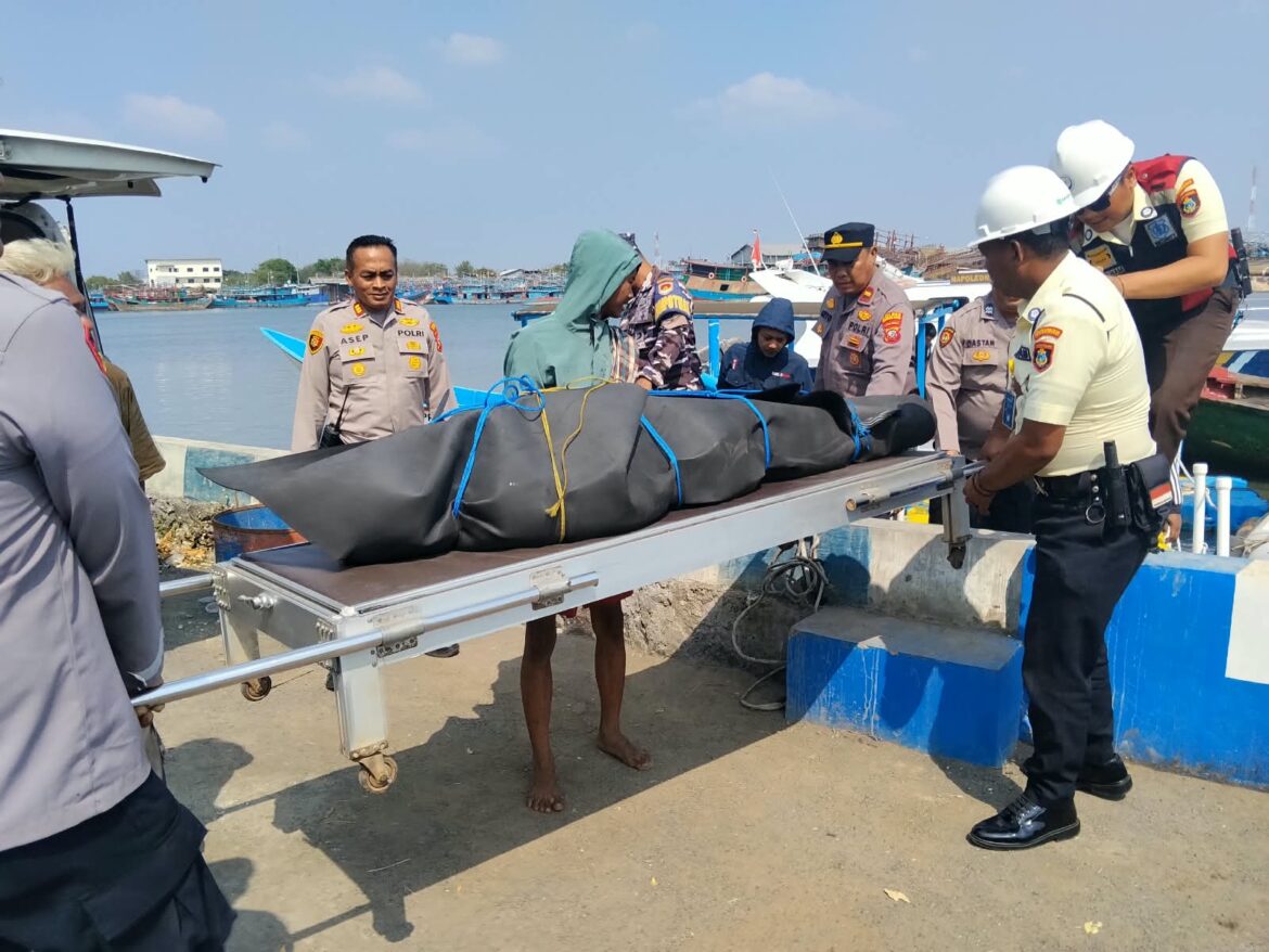 Polsek KPC dan Sat Polairud Evakuasi Jenazah ABK KM Cirebon Indah 5 dengan Penuh Empati