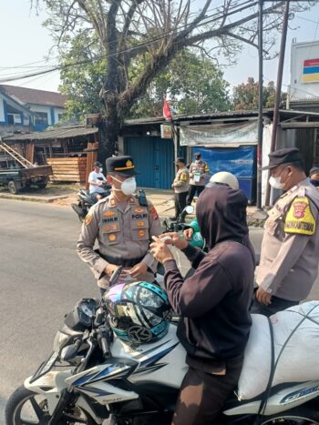 Kapolsek Tigaraksa Selesai Apel Pagi Bagikan Masker Kepada Pengendara Dampak Erupsi Anak Gunung Krakatau