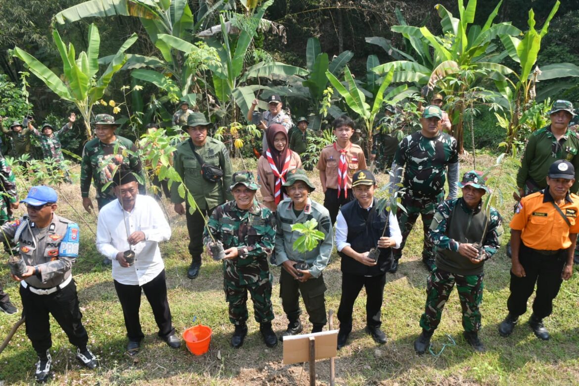 Tanam 500 Bibit Pohon di Penanggungan, Kodim 0815/Mojokerto Ajak Masyarakat Jaga Alam untuk Masa Depan
