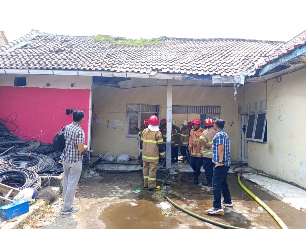 Polsek Seltim Bersama Damkar Berhasil Padamkan Kebakaran Gudang Wifi
