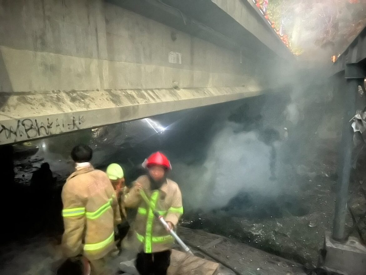 Polsek Seltim Bersama Damkar Padamkan Kebakaran Kolong Jembatan dalam Satu Jam