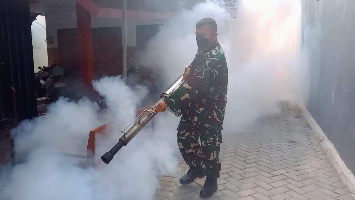 Sinergi Cegah DBD, Babinsa dan Unsur Kesehatan Bersama Warga Lakukan Fogging di Ngepung