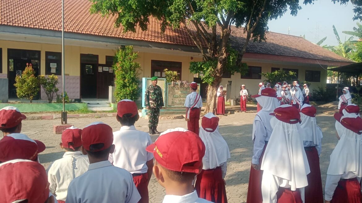 Upacara Bendera di SDN Baureno, Babinsa Edukasi Siswa Jauhi Kenakalan