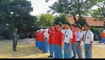 Babinsa Koramil 0815/18 Berikan Wasbang dan Praktik PBB kepada Siswa SMAN 1 Gondang